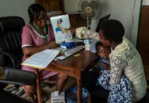 Planification familiale au Togo : quand le choix contraceptif se heurte au regard des autres Une séance de conseil en planification familiale dans un centre de santé au Togo. Au-delà de la disponibilité des méthodes contraceptives, l'information et la qualité de l'accueil jouent un rôle important dans le choix des femmes. Crédit photo : IPPF / Xaume Olleros